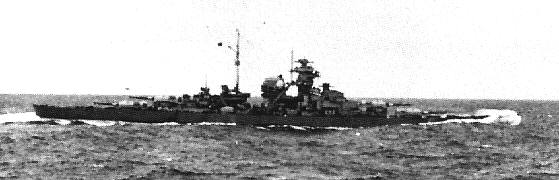 Das letzte deutsche Bild der Bismarck. Nach den Treffern liegt ihr Vorschiff deutlich tiefer in der See.
